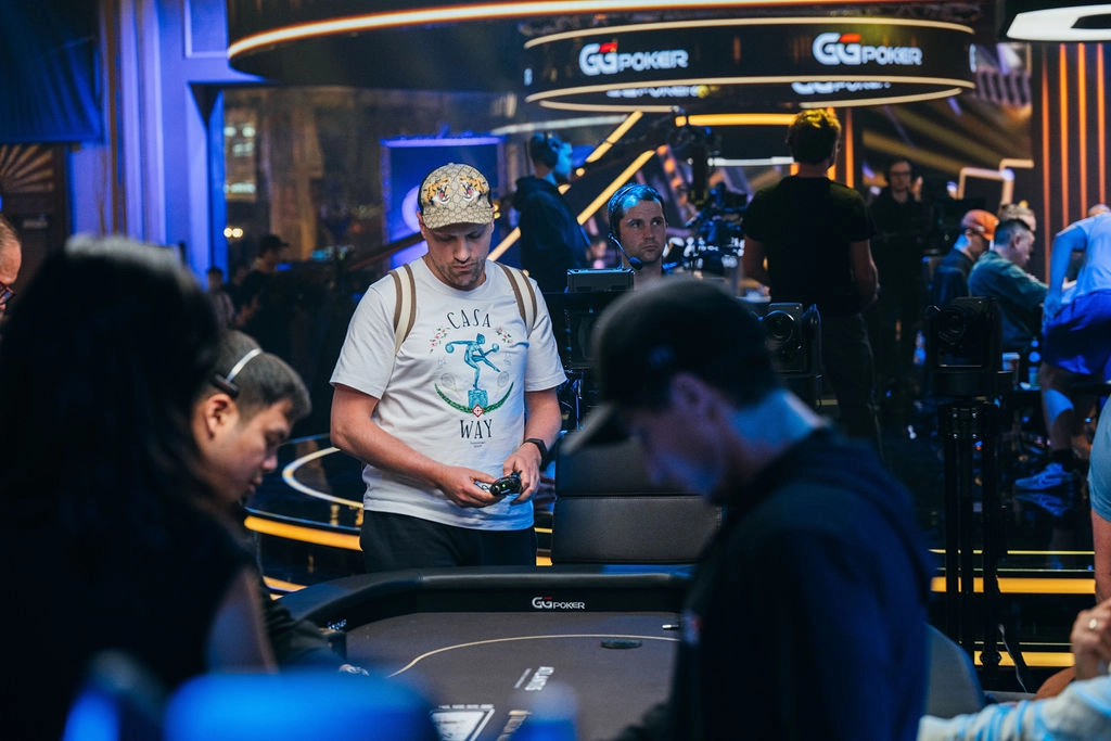 Artur Martirosian hit the rail after rivering two pair